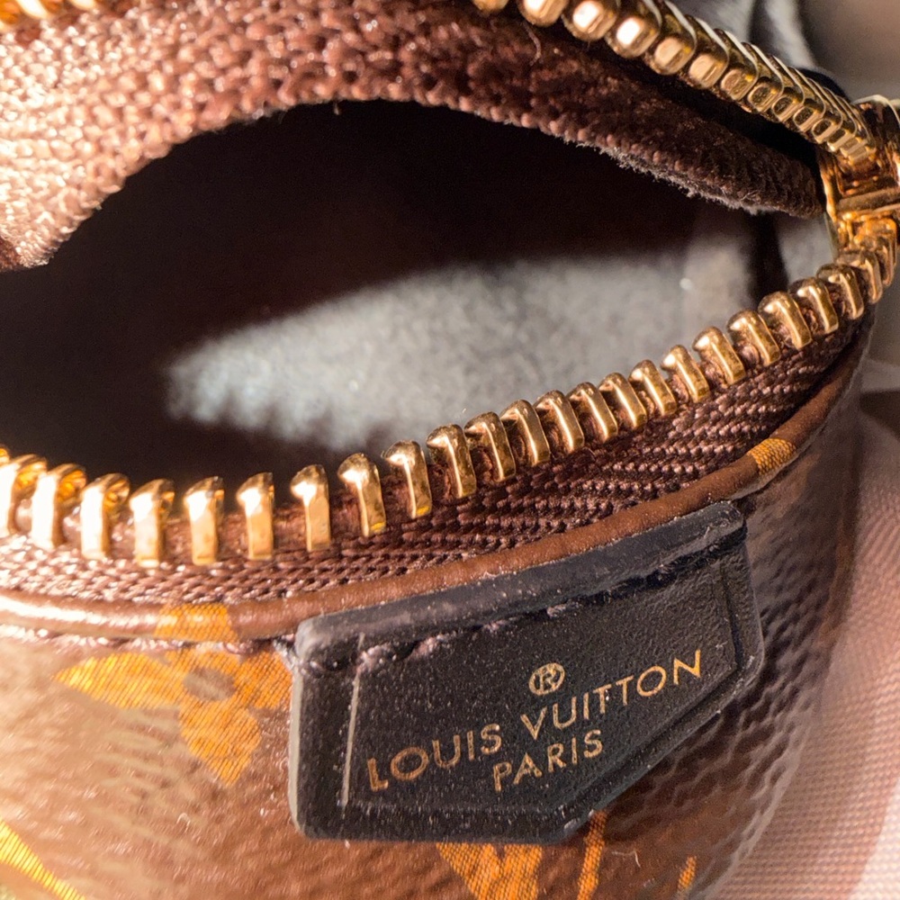LOUIS VUITTON
Monogram Party Bumbag Bracelet - Picture 3 of 7